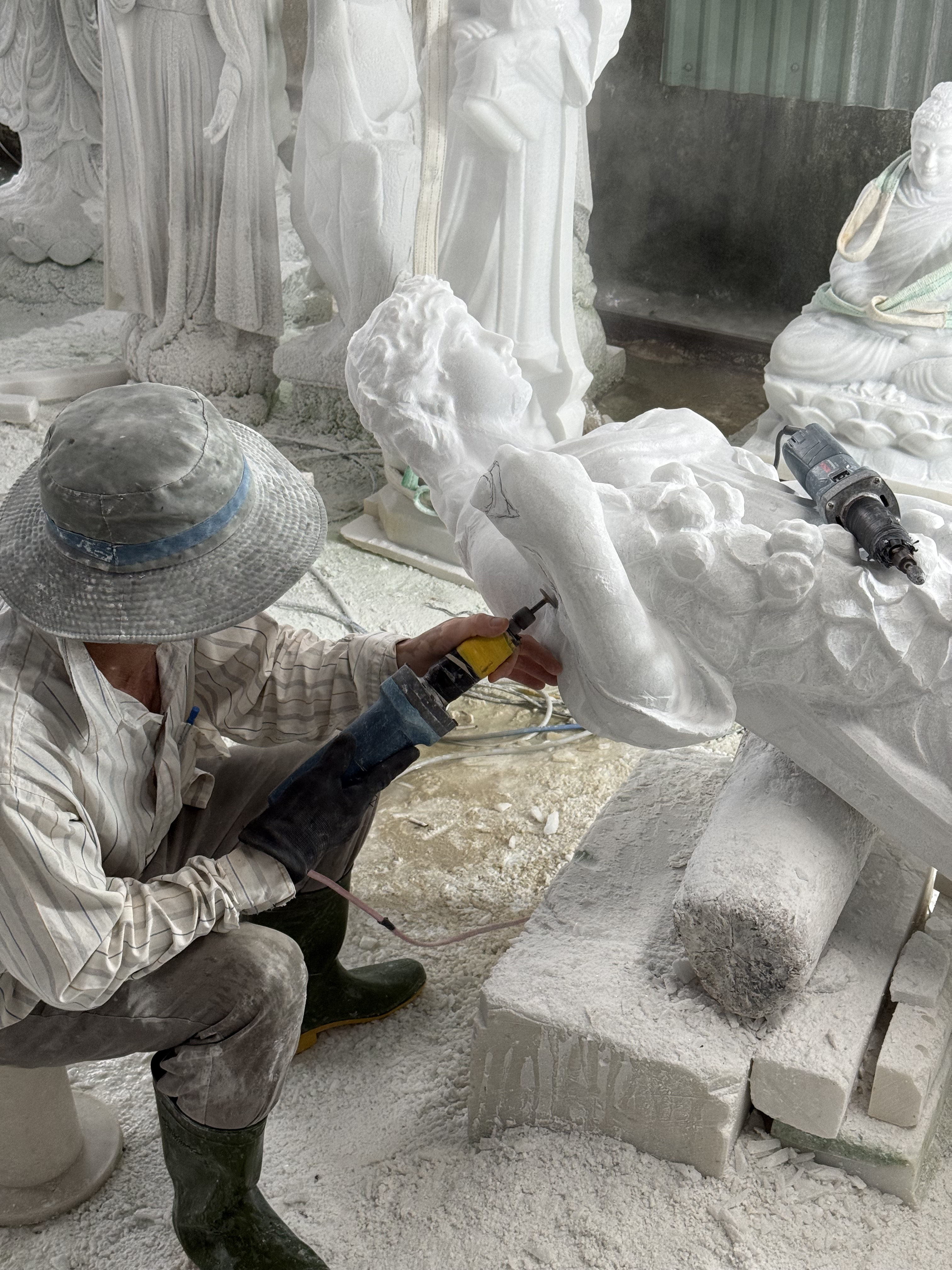 Quy trình chế tác thủ công tỉ mỉ, kết hợp tay nghề truyền thống và kỹ thuật hiện đại, tạo nên từng tác phẩm đá tinh xảo.