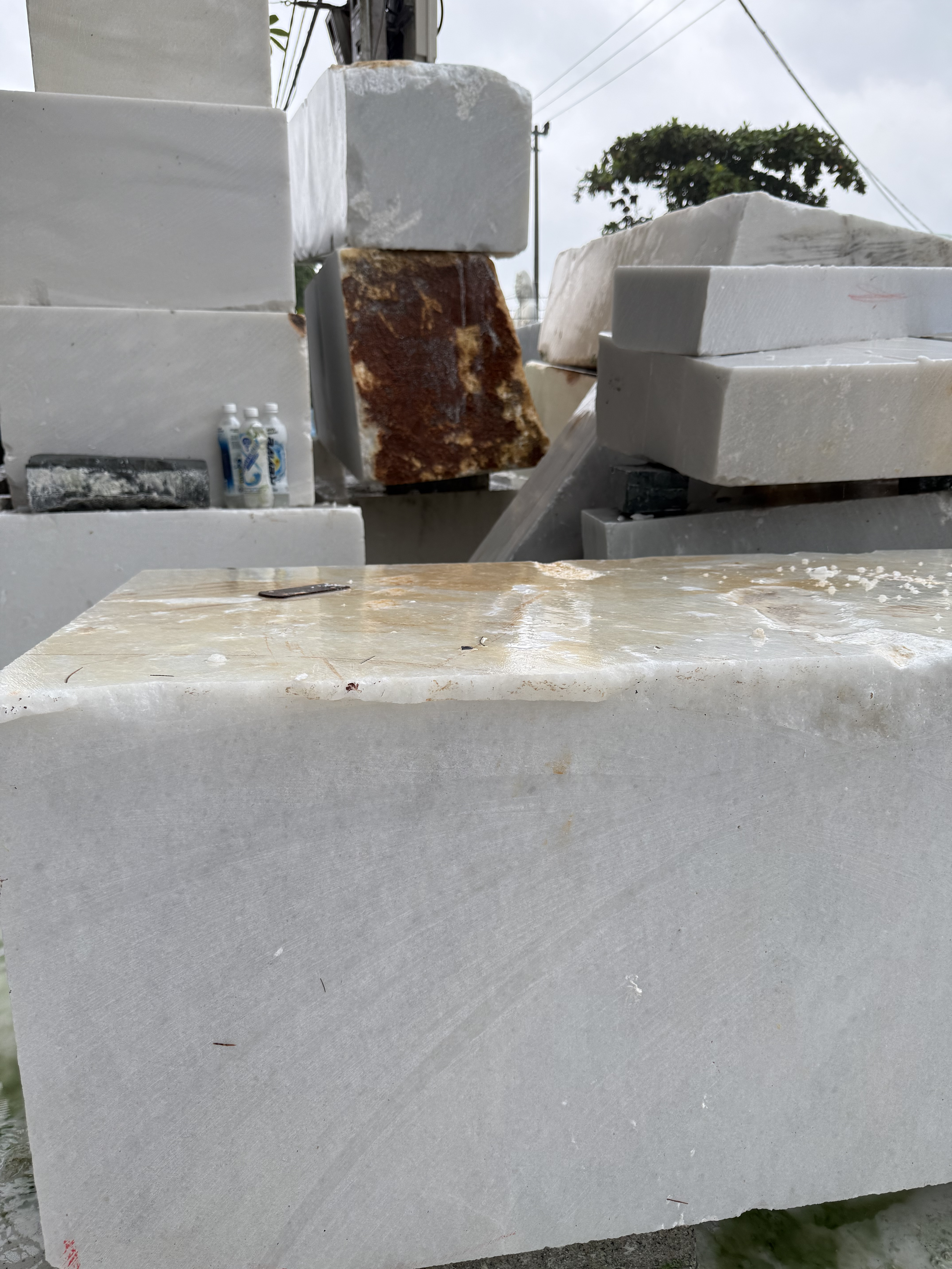 Kho đá và không gian làm việc tại xưởng